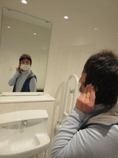 バリアフリートイレの鏡です。身だしなみチェックにも気合が入ります。