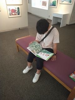 田島征三さんの絵本を見ています