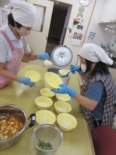 給食当番を思い出すね。