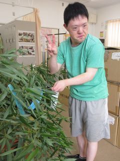 お星さまに届くようにてっぺんに短冊を付けてピース☆