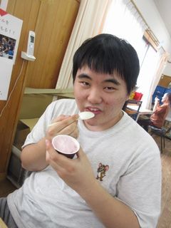 おやつは冷たいアイス。