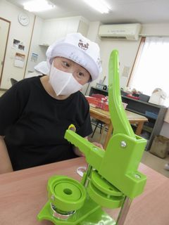これが缶バッチメーカー。作業で扱う機械とちょっと似ています。