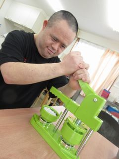 ガッチャン！！とプレス。なかなか力が必要です。
