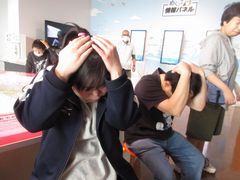 地震の時、身を守る姿勢はこれ。