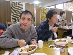 美味しいよ！早く食べなよ！！の顔。