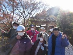 瓢月亭前で集合写真。