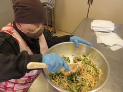 一生懸命、サラダを作っています